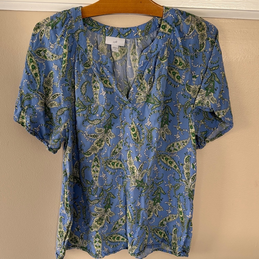 Market & Spruce Blue Paisley V-Neck Short Sleeve Top